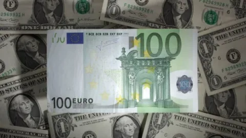 سعر اليورو يتراجع بنحو 2%