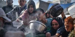 وفاة 57 طفلا والمأساة متواصلة ... غزّة تموت جوعا