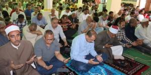 محافظ سوهاج يؤدي صلاة الجمعة ويلتقي المواطنين عقب الصلاة