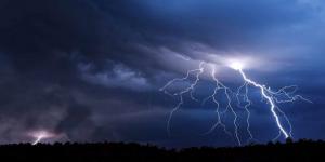 طقس الليلة.. خلايا رعدية وامطار غزيرة مصحوبة بالبرد بهذه المناطق