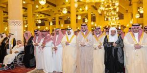 نائب أمير الرياض يؤدي صلاة الميت على عبدالله القحطاني