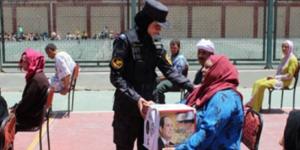 الداخلية توزع عبوات غذائية "بالمجان" على الفئات الأولى بالرعاية