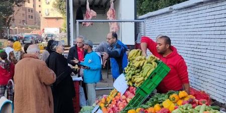 بالصور.. محافظ الجيزة يتابع انتظام فتح سوق اليوم الواحد بإمبابة وتوافد المواطنين عليه