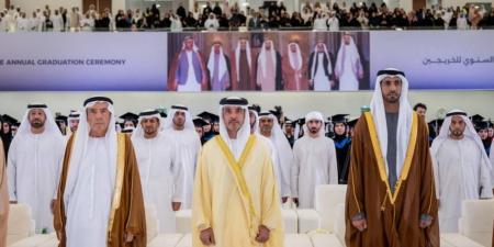 هزاع بن زايد يشهد تخريج الدفعة 44 في جامعة الإمارات
