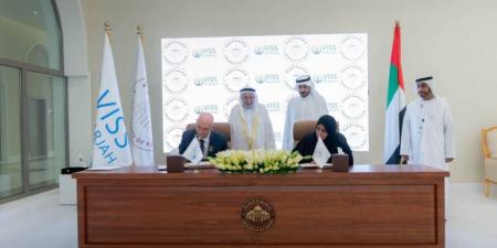 سلطان يشهد توقيع مذكرتي تفاهم لجامعة كلباء مع «مدرسة فكتوريا» و«الشارقة لرياضة المرأة»