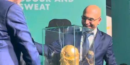 حين يتحول حفل مجسم كأس العالم إلى مناسبة لتمجيد أصحاب "روتيني اليومي" وتهميش الصحافة الوطنية