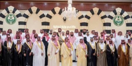 عبدالعزيز بن سعود يلتقي متقاعدي الداخلية بالمدينة المنورة