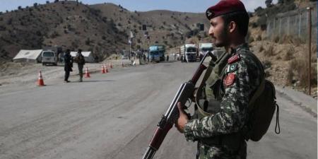 مسلحون يهاجمون سيارة سجناء في باكستان ويختطفون 5 جنود