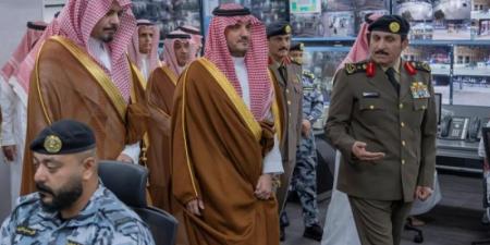 الأمير عبدالعزيز بن سعود يتابع سير العمل في مركز عمليات أمن المسجد النبوي الشريف