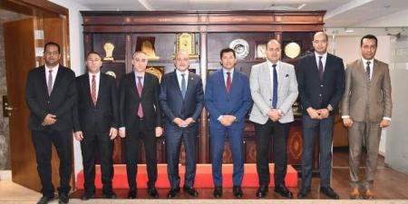 وزير الشباب يستقبل رئيس الاتحاد الدولي للسلاح ويكرّمه