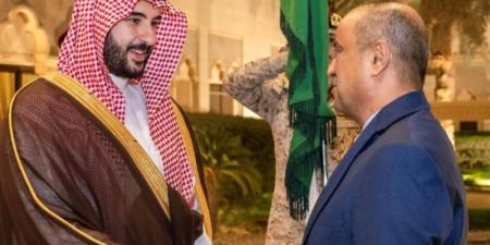 وزير الدفاع يلتقي رئيس مجلس الوزراء اليمني