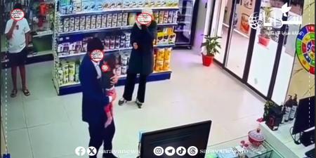 بالفيديو  ..  صيدلي ينقذ طفلة من الاختناق داخل صيدلية في مادبا