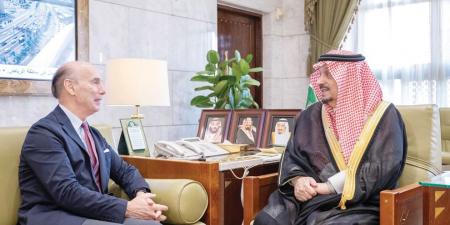أمير الرياض يستقبل سفير إسبانيا