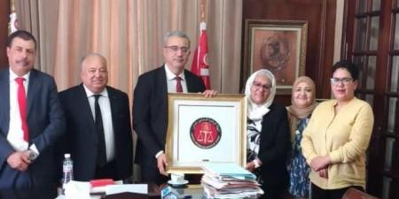 عائلة الراحل سمير المزغني تهدي عمادة المحامين مكتبة تتكون من 440 مرجعا مختصا