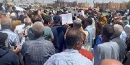 «في يوم وليلة تحولت من مالك لمشتري» .. المئات يواصلون اعتصامهم أمام  جهاز العبور من أجل مطالب مشروعة