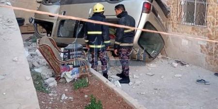 تدهور حافلة وسقوطها داخل منزل في حي الرشيد دون اصابات