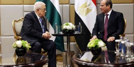 الرئيس عباس يجتمع مع نظيره المصري في موسكو
