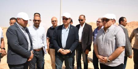 وزير الإسكان يتفقد مشروعات الساحل الشمالي الغربي وأعمال الطرق والمرافق بمنطقة رأس الحكمة