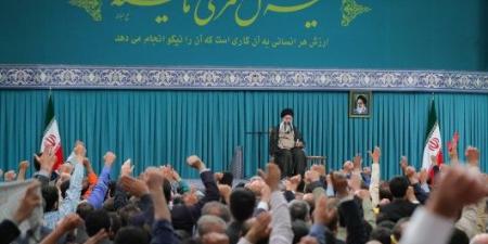 الإمام الخامنئي: على المسلمين ألّا يسمحوا بحرف الأذهان عن قضيّة فلسطين