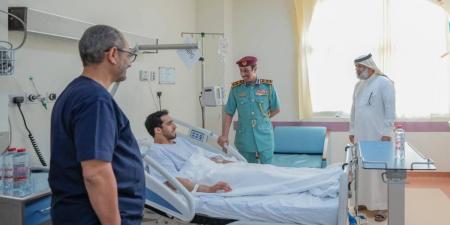 قائد شرطة عجمان يزور ضابطاً في المستشفى