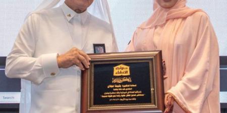 ديوانية الأطباء تكرم البحرينية بثينة عجلان