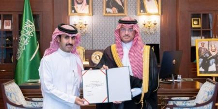 محافظ الأحساء يكرّم مواطنًا تبرع بكليته لأحد أصدقائه