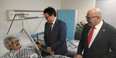 وزير الثقافة يزور الكاتب صنع الله إبراهيم بعد خضوعه لجراحة أمس
