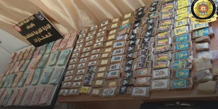 ينشط في شبكة دولية.. الاطاحة بمروّج مخدّرات بقمرت وحجز كمية كبيرة من "الزطلة" ومبلغ مالي ضخم