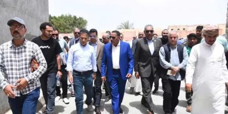 محافظ مطروح يتفقد مشروع الصرف الصحي شرق المدينة