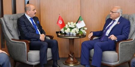 وزير الخارجية يبحث مع نظيره الجزائري مجالات التعاون الثنائي والتطورات في ليبيا