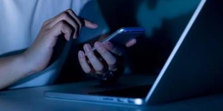 “متلازمة الرأس المتدلي”.. شاب ياباني ينحني للأبد بسبب كثرة استخدام الهاتف