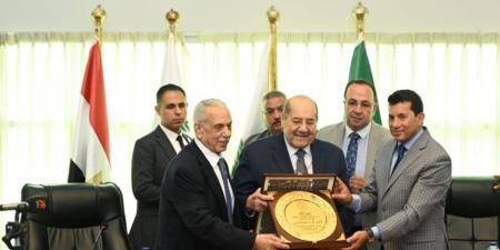 وزير الشباب والرياضة يشهد حفل ختام البرنامج التدريبي "بناء قدرات الشباب في مواجهة الأزمات" بالمحكمة العربية للتحكيم