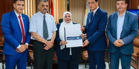 مدير تعليم سوهاج يكرم فريق مركز التطوير التكنولوجي