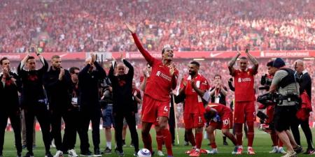 بالزي الفرعوني والعلم المصري.. لاعبو ليفربول يحتفلون بالدوري الإنجليزي