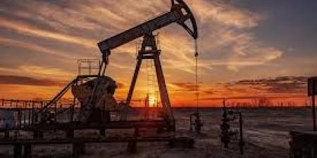 أسعار النفط تهبط بأكثر من 1% .. وخام برنت يتداول دون 65 دولارًا