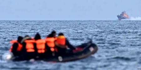 مصرع مهاجر وإنقاذ 61 آخرين أثناء محاولتهم عبور المانش