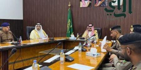 محافظ بيش يرأس اجتماع الجهات الأمنية للحفاظ على سلامة الغطاء النباتي بالمحافظة