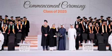 أحمد بن سعيد يشهد تخريج 300 طالب وطالبة في «روتشستر دبي»