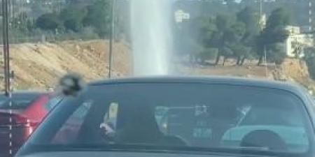 بالفيديو ..  انفجار خط مياه رئيسي يتسبب بأزمة مرورية خانقة قرب الجامعة الإسلامية