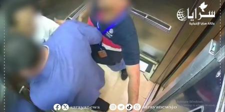 مشاجرة بين موظفي "العمل" وعامل وافد مخالف داخل مصعد بمجمع تجاري ..  والوزارة توضح  ..  فيديو
