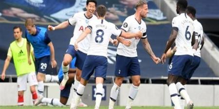 شاهد .. لاعبو توتنهام يرفعون كأس الدورى الأوروبى