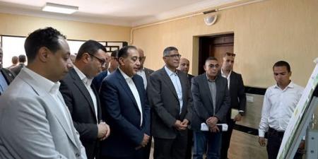 وزير النقل يتفقد مواقع العمل بالخط الثاني للقطار الكهربائي السريع من المنيا حتى سوهاج