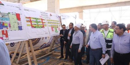 وزير الصناعة والنقل يتفقد الخط الثاني للقطار الكهربائي السريع