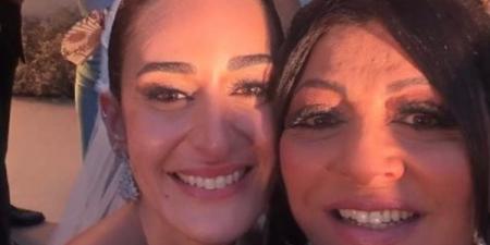 حفل زفاف أمينة خليل.. مشاهد مؤثرة والدها يبكي من الفرحة وهالة صدقي تحتضنها