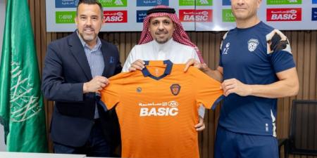 الفيحاء السعودي يجدد عقد مدربه إيمانويل