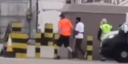 «وكأنه ماراثون».. مطاردة رجل على مدرج مطار هيثرو
