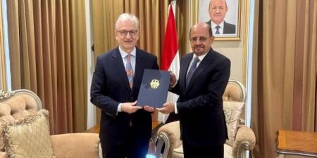 تسليم أوراق اعتماد السفير الألماني لدى اليمن وتعزيز التعاون الثنائي بين البلدين