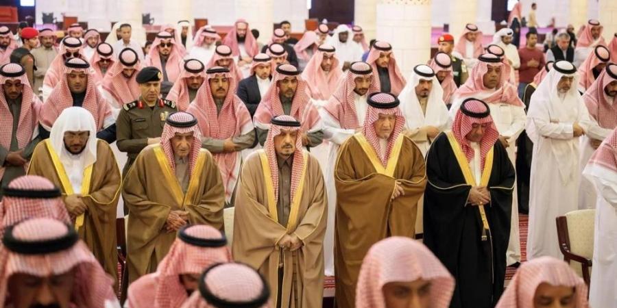 أمير الرياض يؤدي صلاة الميت على الأميرة جواهر بنت سعد بن عبدالعزيز