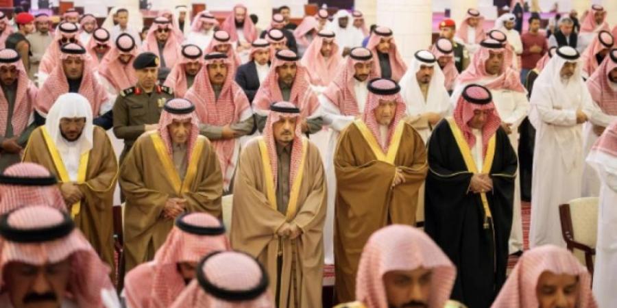 أمير الرياض يؤدي صلاة الميت على الأميرة جواهر بنت سعد بن عبدالعزيز