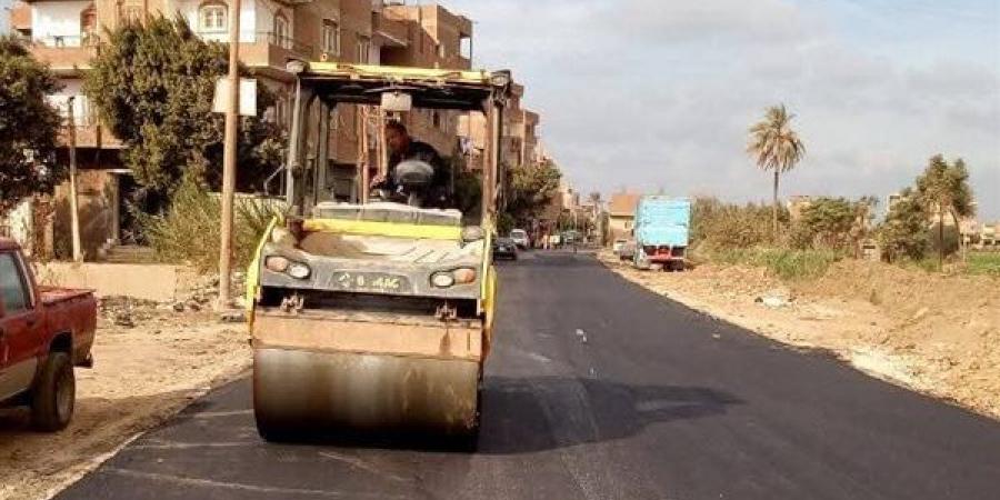 رئيس أشمون يتابع استكمال أعمال الرصف بطريق 21 (أشمون -طليا- البرانية - الكوادي- كمين أبو يوسف)